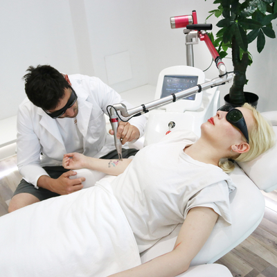 دستگاه لیزری پیکوسوند 2000W Q Switched Nd YAG Laser