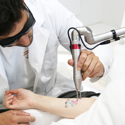 دستگاه لیزری پیکوسوند 2000W Q Switched Nd YAG Laser